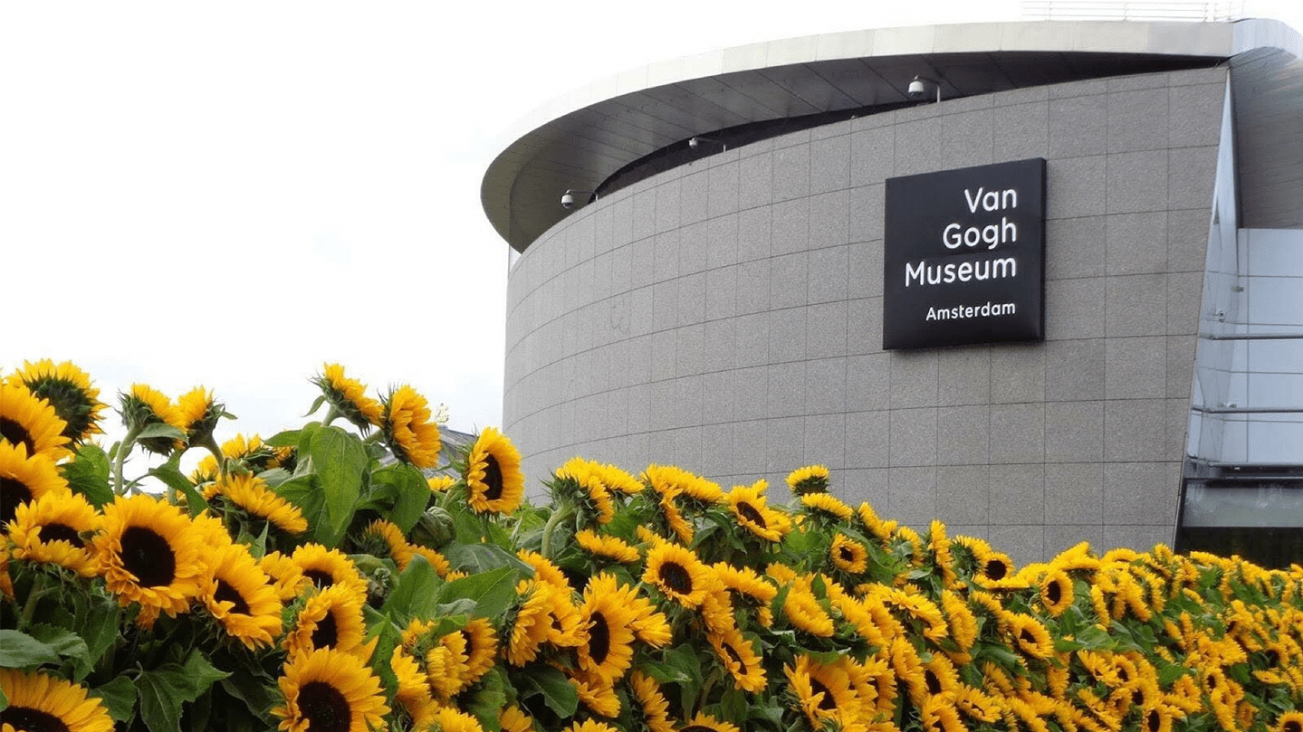 Van Gogh's signature smear as an element of a museum's visual communication
